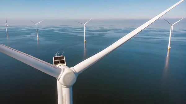 青い空の緑のエネルギーコンセプトを持つ海の風車 — ストック写真