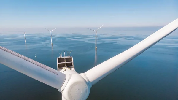 Windkraftanlagen Auf See Mit Blauem Himmel Und Grünem Energiekonzept Riesiger — Stockfoto
