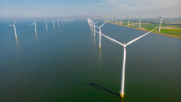 Ветряные Мельницы Море Генерируют Электричество Голубым Небом Зеленой Энергетической Концепции — стоковое фото
