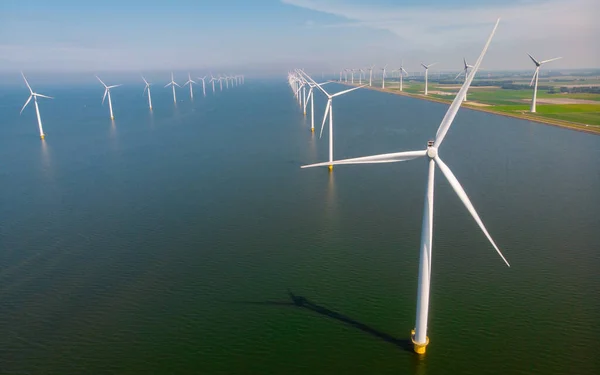 青い空の緑のエネルギーコンセプト オランダの風車公園で発電風力発電タービン — ストック写真