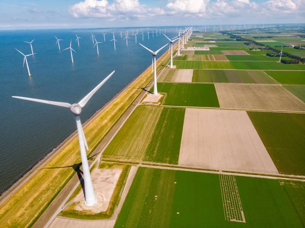 青い空の緑のエネルギーコンセプトで電気を発生させる巨大なタービンを持つ風車公園 — ストック写真