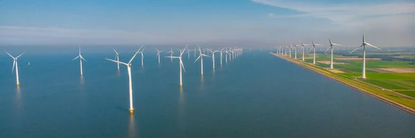 Větrné Elektrárny Vyrábějící Elektřinu Konceptem Zelené Energie Modré Oblohy Větrný — Stock fotografie