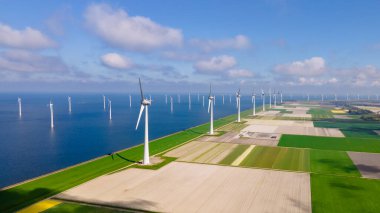 Yel değirmenleri türbinleri ve güzel bulutları olan yel değirmeni parkındaki hava manzarası