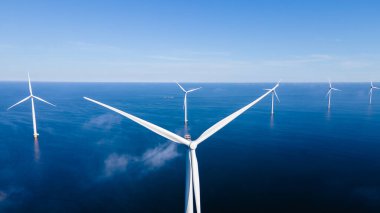 Rüzgâr değirmeni parkındaki hava manzarası. Kışın rüzgar türbinleri...