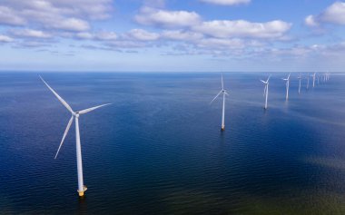 Hollanda 'daki Ijsselmeer Gölü' ndeki rüzgar türbinleriyle rüzgar değirmeni parkındaki hava manzarası.