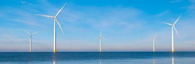 Rüzgâr değirmeni türbinleriyle kış boyunca mavi gökyüzü yeşil enerji kavramına sahip elektrik üreten Windmill Parkı manzarası