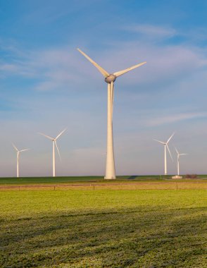 Rüzgâr değirmeni türbinleriyle kış boyunca mavi gökyüzü yeşil enerji kavramına sahip elektrik üreten Windmill Parkı manzarası