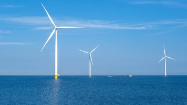 Yel değirmeni parkındaki drone hava görüntüsü, okyanusta türbinler...