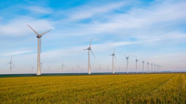 Rüzgâr değirmeni türbinleriyle kış boyunca mavi gökyüzü yeşil enerji kavramına sahip elektrik üreten Windmill Parkı manzarası