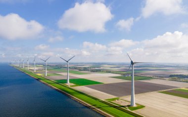 Yel değirmenleri türbinleri ve güzel bulutları olan yel değirmeni parkındaki hava manzarası