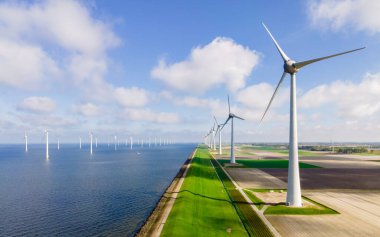 Bulutlu bir günde yel değirmenleri türbinleriyle yel değirmeni parkındaki hava manzarası