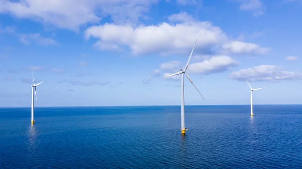 荷兰Ijsselmeer湖冬季大型风力涡轮机项目期间 风力涡轮机在风车公园的空中景观 — 图库照片