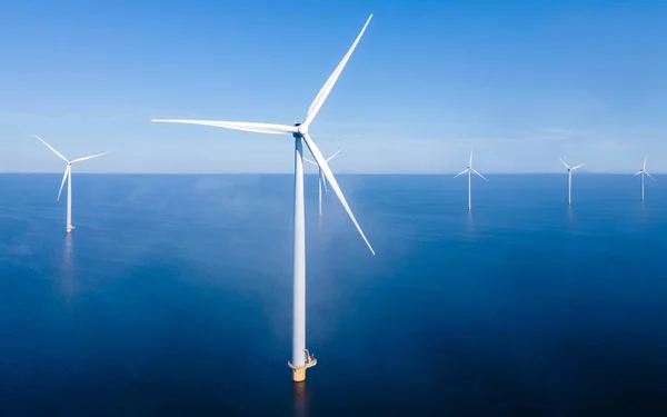 冬季风力涡轮机在风车公园的空中景观 以蓝天绿色能源的概念发电 — 图库照片