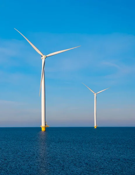冬季风力涡轮机在风车公园的空中景观 以蓝天绿色能源的概念发电 — 图库照片