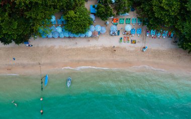 Cozy Beach Pattaya Tayland 'da kumsalda güneşlenen insanlarla insansız hava görüntüsü.