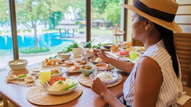 Asyalı Taylandlı kadınlar otelde lüks kahvaltı yapıyorlar.. 