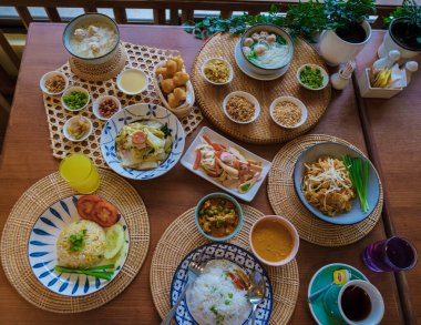 Otelde lüks Asya kahvaltısı. 