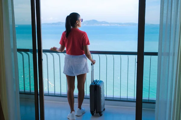 Asiatische Frauen Mit Handgepäck Und Trolley Beim Einchecken Einem Hotelzimmer — Stockfoto