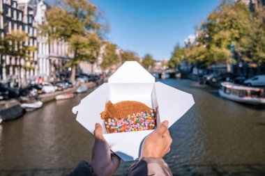 Amsterdam 'daki Stroopwafel tipik bir Hollanda yiyeceğidir. Karamel şurubuyla dolu iki yuvarlak waffle.