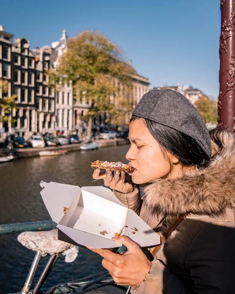 Femmes Asiatiques Avec Stroopwafel Amsterdam Est Nourriture Typique Hollandaise Deux — Photo