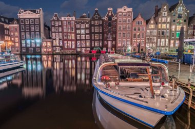 Amsterdam Hollanda, Aralık ayında akşam saatlerinde ışıkları olan kanallar