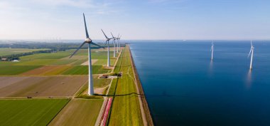 Yel değirmeni parkındaki drone hava görüntüsü, okyanusta türbinler...