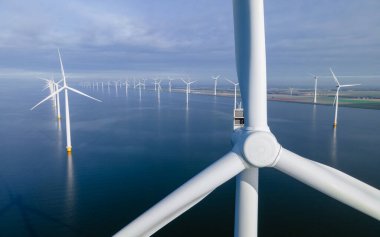 Yel değirmeni parkındaki drone hava görüntüsü, okyanusta türbinler...