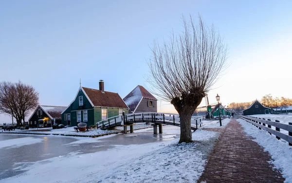 Wschód Słońca Wiosce Wiatraków Zaanse Schans Zimą Śnieżnym Krajobrazem Holenderskiej — Zdjęcie stockowe