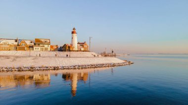 Kış boyunca Hollanda 'da kar manzaralı Urk Deniz Feneri
