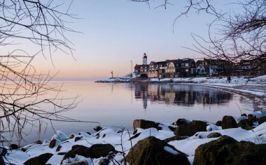 Kış boyunca Hollanda 'da kar manzaralı Urk Deniz Feneri