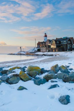Kış boyunca Hollanda 'da kar manzaralı Urk Deniz Feneri