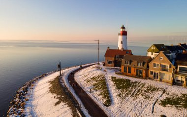 Hollanda 'daki kar manzaralı Urk deniz feneri
