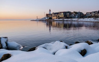Kış boyunca Hollanda 'da kar manzaralı Urk Deniz Feneri