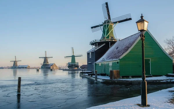 冬季扎安斯 申斯风车村 冬季日出时分荷兰村的雪景 — 图库照片
