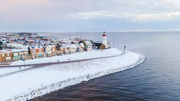 オランダの雪景色と冬のウルクの灯台 冬のオランダ村 — ストック写真