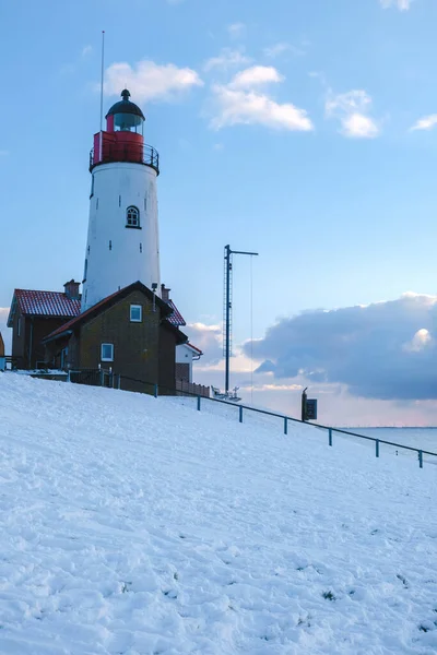 オランダの冬の間の雪景色のあるウルクの灯台 — ストック写真
