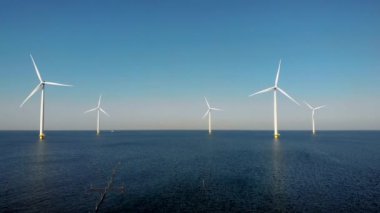 Hollanda Noordoostpolder Flevoland 'da yeşil enerji üreten yeldeğirmeni türbinleri.