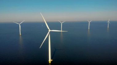 Hollanda Noordoostpolder Flevoland 'da yeşil enerji üreten yeldeğirmeni türbinleri.