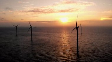 Hollanda 'da yeşil enerji üreten yeldeğirmeni türbinlerinde gün batımı