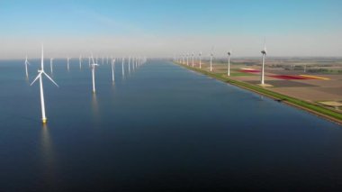 Hollanda 'da yeşil enerji üreten denizdeki yel değirmeni türbinlerinin insansız hava aracı görüntüsü