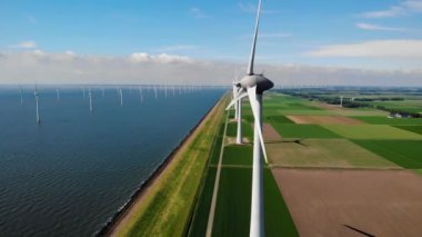 Hollanda 'da yeşil enerji üreten denizdeki yel değirmeni türbinlerinin insansız hava aracı görüntüsü