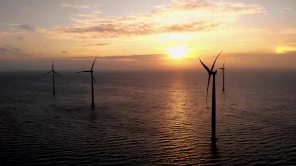 Solnedgång Vid Vindkraftverk Till Havs Som Genererar Grön Energi Nederländerna — Stockvideo