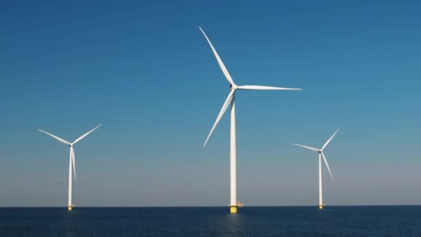 オランダの緑のエネルギーを生み出す海の風車のドローンビュー — ストック動画