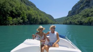 St Croix Gölü, Les Gorges du Verdon, Provence, Fransa, Provence Alpes Cote d Azur, Fransa Provence 'de tekneleri olan mavi yeşil göl.. 