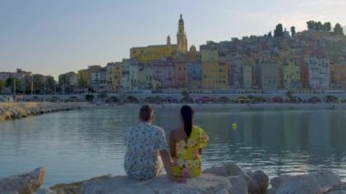 Menton France, Cote d Azur France 'da tatilde olan birkaç erkek ve kadın, Menton' un eski kısmı, Provence-Alpes-Cote dAzur, okyanus kıyısında gün batımını izleyen kadın ve erkekler