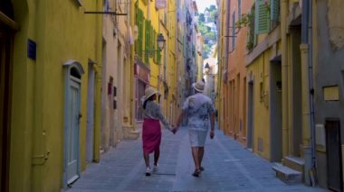 Menton France, Cote d Azur France 'da tatilde olan birkaç erkek ve kadın, Menton' un eski kısmı, Provence-Alpes-Cote dAzur, Fransa Avrupa. 