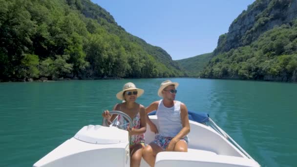 Paar Einem Elektroboot See Saint Croix Lake Les Gorges Verdon — Stockvideo