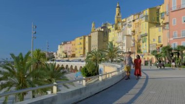 Fransız Rivierası, Fransa 'daki eski Menton kasabası. Menton Provence Cote d Azur üzerinde insansız hava görüntüsü. Menton Fransa Riviera 'sını ziyaret eden birkaç erkek ve kadın.