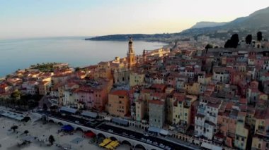 Fransız Rivierası, Fransa 'daki eski Menton kasabası. Menton Provence Cote d Azur üzerinde İHA hava görüntüsü. 