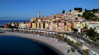 Fransız Rivierası, Fransa 'daki eski Menton kasabası. Gün batımında Menton Provence Cote d Azur üzerinde insansız hava görüntüsü.